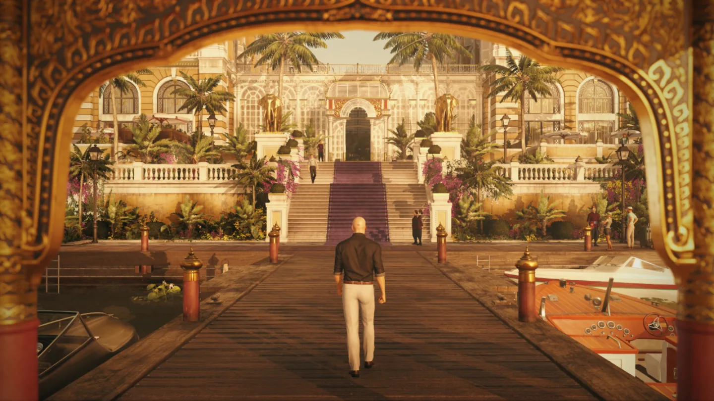 Agent 47 entering the ornate Himmapan hotel in HITMAN's Bangkok mission