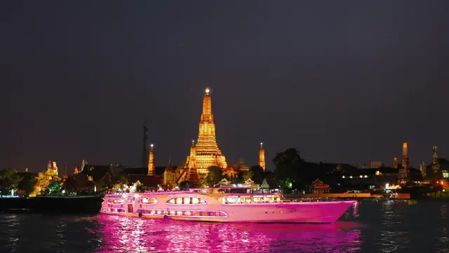 Wonderful Pearl passing Wat Arun at night