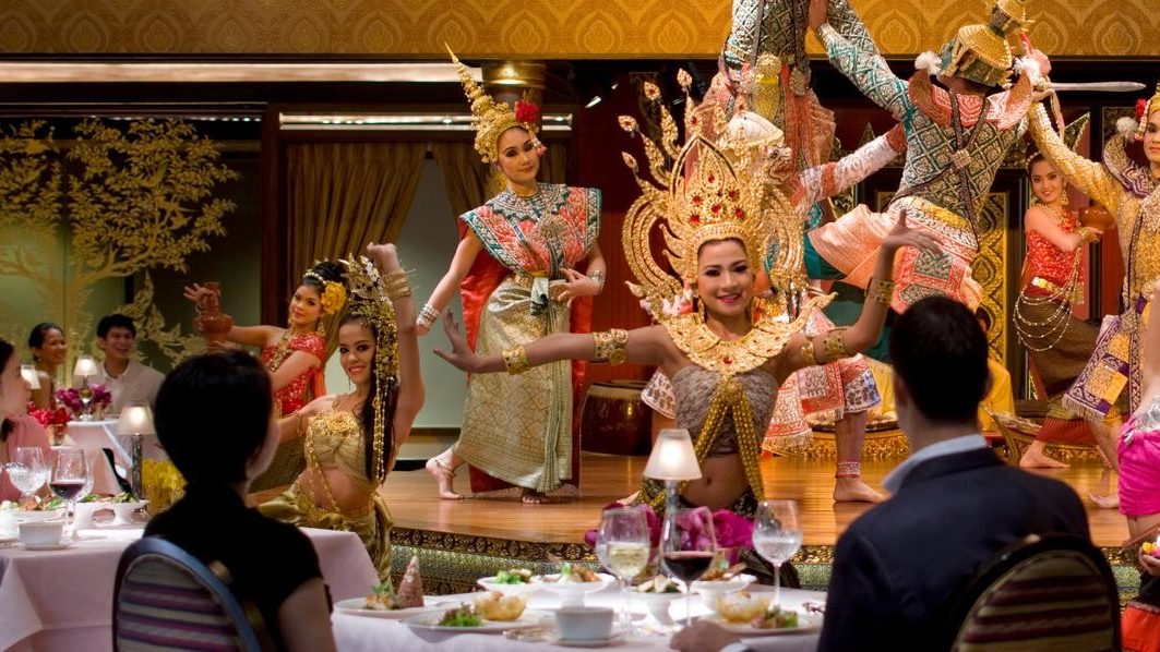 Classical Thai dancers performing for diners at Sala Rim Naam